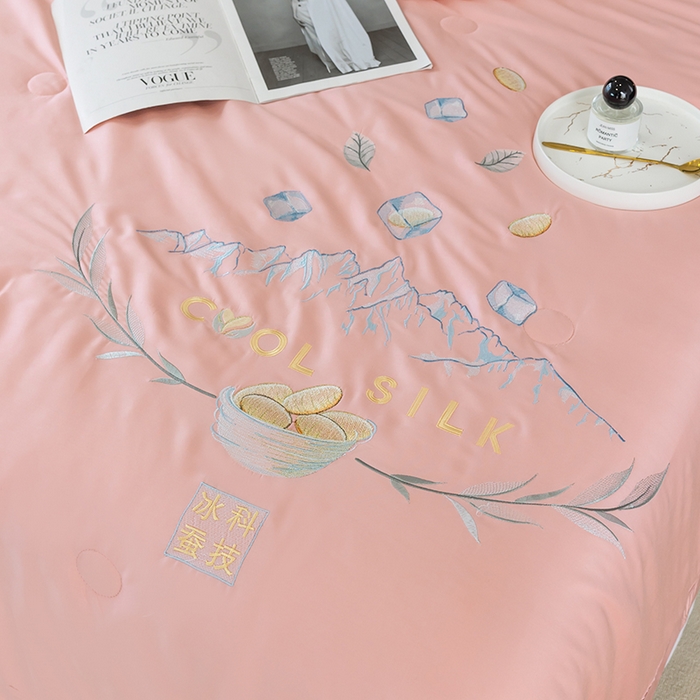 91家纺网 家纺一手货源 找家纺 太阳羽家纺 2026新款40s冰蚕科技天丝镂空夏被绣花夏凉被空调被子 清雅冰-粉