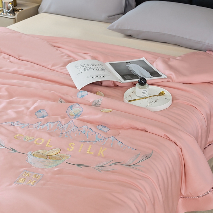 91家纺网 家纺一手货源 找家纺 太阳羽家纺 2026新款40s冰蚕科技天丝镂空夏被绣花夏凉被空调被子 清雅冰-粉