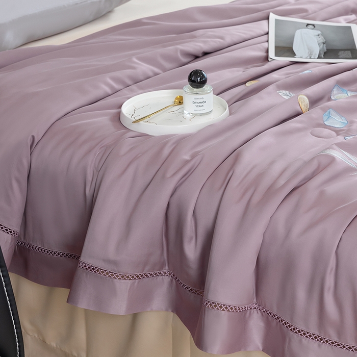 91家纺网 家纺一手货源 找家纺 太阳羽家纺 2026新款40s冰蚕科技天丝镂空夏被绣花夏凉被空调被子 清雅冰-紫