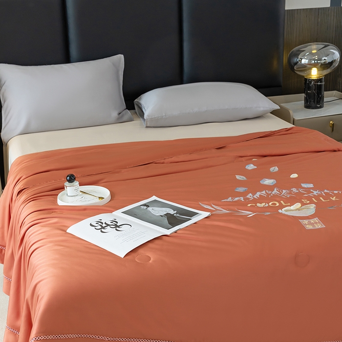 91家纺网 家纺一手货源 找家纺 太阳羽家纺 2026新款40s冰蚕科技天丝镂空夏被绣花夏凉被空调被子 清雅冰-橘