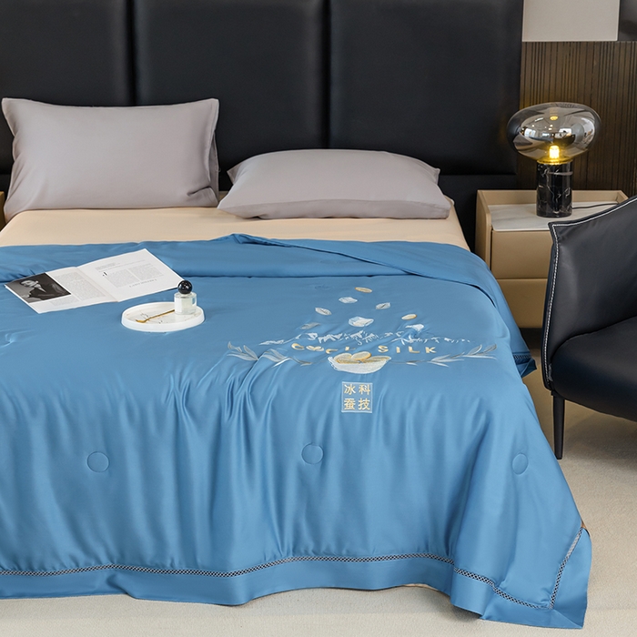 91家纺网 家纺一手货源 找家纺 太阳羽家纺 2026新款40s冰蚕科技天丝镂空夏被绣花夏凉被空调被子 清雅冰-蓝