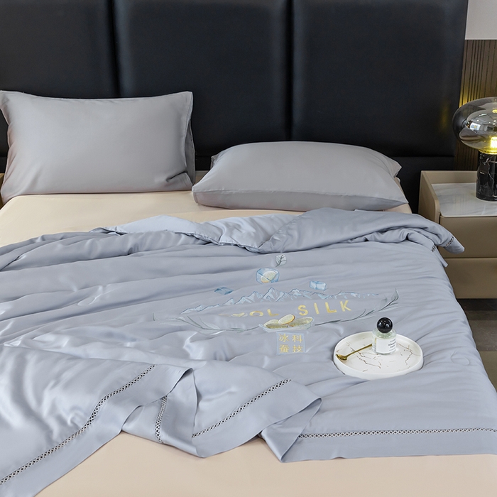 91家纺网 家纺一手货源 找家纺 太阳羽家纺 2026新款40s冰蚕科技天丝镂空夏被绣花夏凉被空调被子 清雅冰-灰