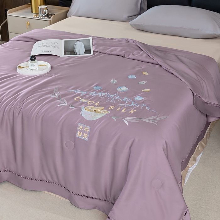 91家纺网 家纺一手货源 找家纺 太阳羽家纺 2026新款40s冰蚕科技天丝镂空夏被绣花夏凉被空调被子 清雅冰-紫