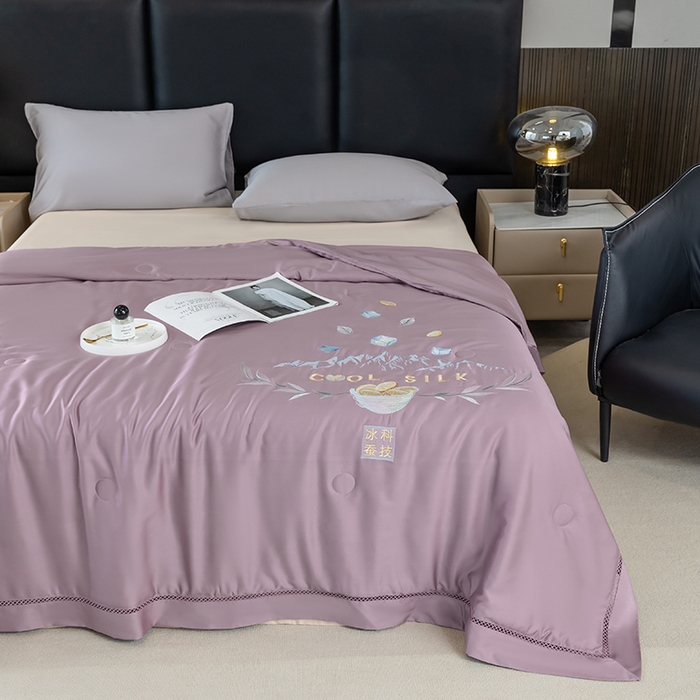 91家纺网 家纺一手货源 找家纺 太阳羽家纺 2026新款40s冰蚕科技天丝镂空夏被绣花夏凉被空调被子 清雅冰-紫