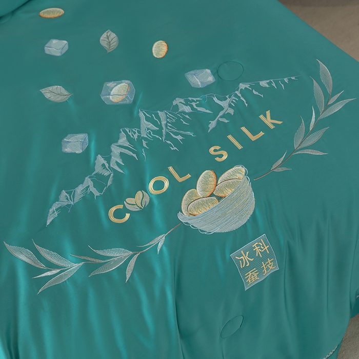 91家纺网 家纺一手货源 找家纺 太阳羽家纺 2026新款40s冰蚕科技天丝镂空夏被绣花夏凉被空调被子 清雅冰-绿