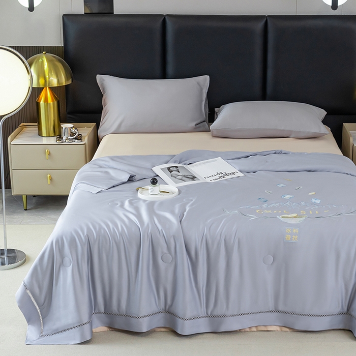 91家纺网 家纺一手货源 找家纺 太阳羽家纺 2026新款40s冰蚕科技天丝镂空夏被绣花夏凉被空调被子 清雅冰-灰