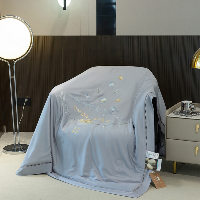 91家纺网 家纺一手货源 找家纺 太阳羽家纺 2026新款40s冰蚕科技天丝镂空夏被绣花夏凉被空调被子 清雅冰-灰