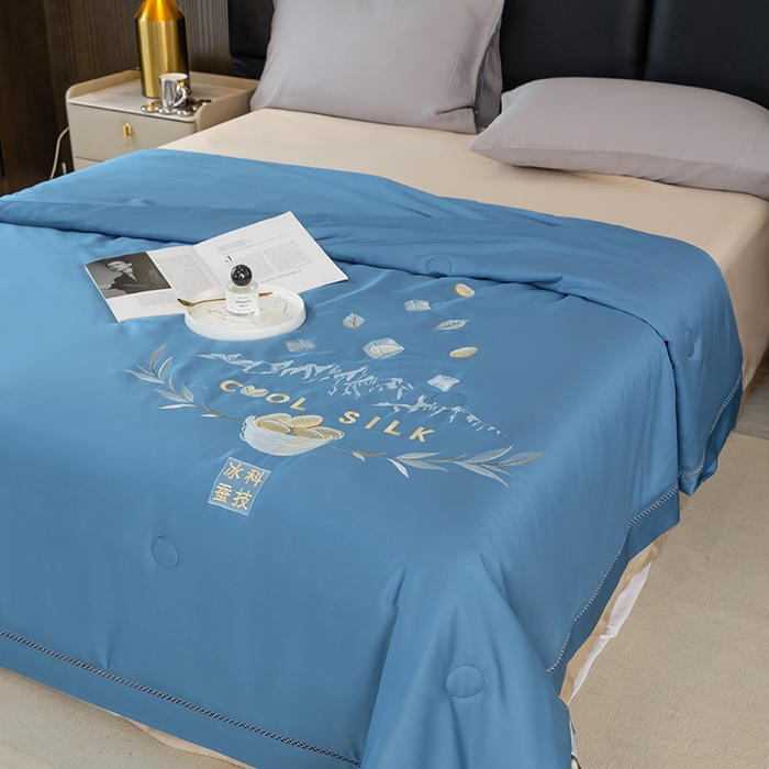 91家纺网 家纺一手货源 找家纺 太阳羽家纺 2026新款40s冰蚕科技天丝镂空夏被绣花夏凉被空调被子 清雅冰-蓝