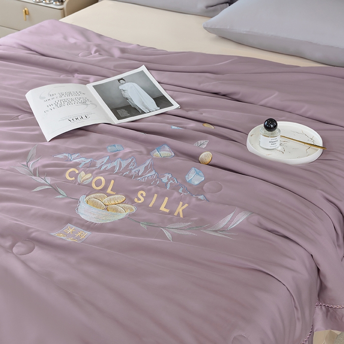 91家纺网 家纺一手货源 找家纺 太阳羽家纺 2026新款40s冰蚕科技天丝镂空夏被绣花夏凉被空调被子 清雅冰-紫