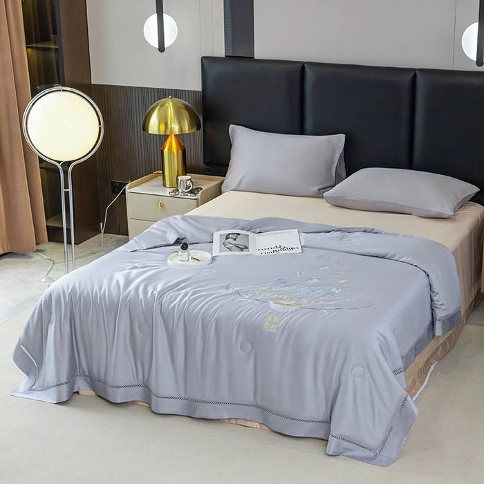 91家纺网 家纺一手货源 找家纺 太阳羽家纺 2026新款40s冰蚕科技天丝镂空夏被绣花夏凉被空调被子 清雅冰-灰