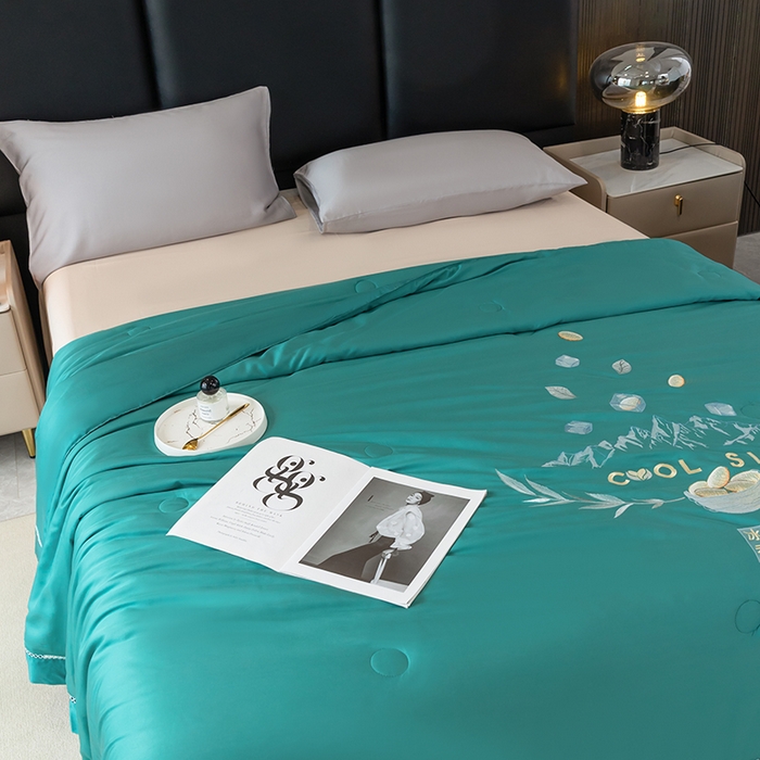 91家纺网 家纺一手货源 找家纺 太阳羽家纺 2026新款40s冰蚕科技天丝镂空夏被绣花夏凉被空调被子 清雅冰-绿