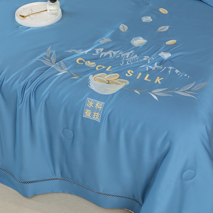 91家纺网 家纺一手货源 找家纺 太阳羽家纺 2026新款40s冰蚕科技天丝镂空夏被绣花夏凉被空调被子 清雅冰-蓝