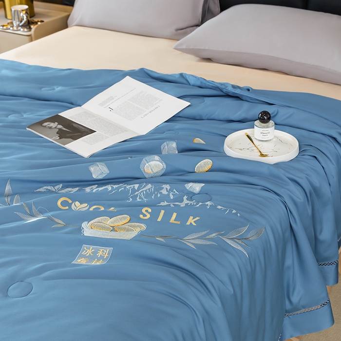 91家纺网 家纺一手货源 找家纺 太阳羽家纺 2026新款40s冰蚕科技天丝镂空夏被绣花夏凉被空调被子 清雅冰-蓝