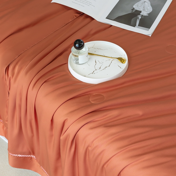 91家纺网 家纺一手货源 找家纺 太阳羽家纺 2026新款40s冰蚕科技天丝镂空夏被绣花夏凉被空调被子 清雅冰-橘