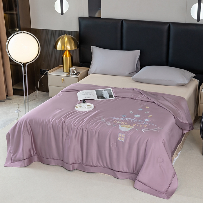 91家纺网 家纺一手货源 找家纺 太阳羽家纺 2026新款40s冰蚕科技天丝镂空夏被绣花夏凉被空调被子 清雅冰-紫