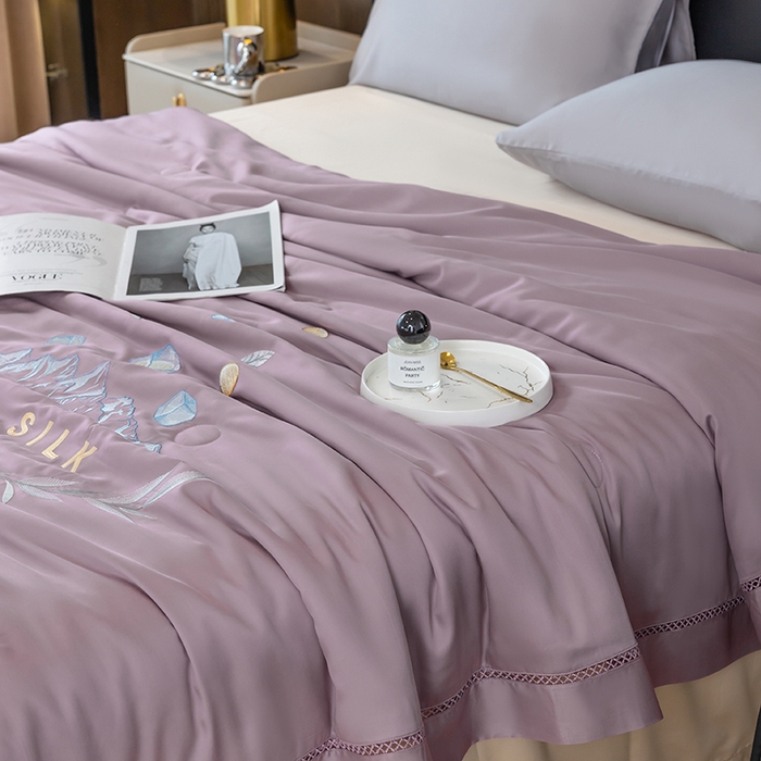 91家纺网 家纺一手货源 找家纺 太阳羽家纺 2026新款40s冰蚕科技天丝镂空夏被绣花夏凉被空调被子 清雅冰-紫