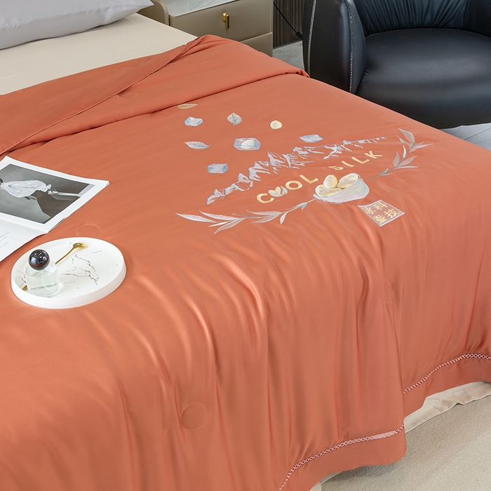 91家纺网 家纺一手货源 找家纺 太阳羽家纺 2026新款40s冰蚕科技天丝镂空夏被绣花夏凉被空调被子 清雅冰-橘