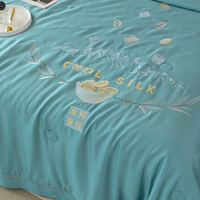 91家纺网 家纺一手货源 找家纺 太阳羽家纺 2026新款40s冰蚕科技天丝镂空夏被绣花夏凉被空调被子 清雅冰-兰