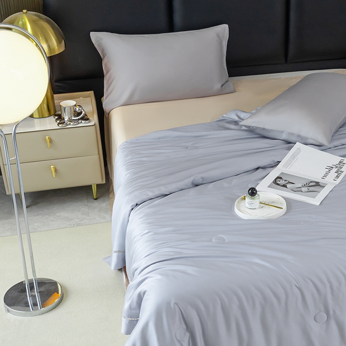 91家纺网 家纺一手货源 找家纺 太阳羽家纺 2026新款40s冰蚕科技天丝镂空夏被绣花夏凉被空调被子 清雅冰-灰