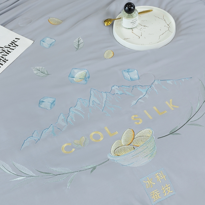 91家纺网 家纺一手货源 找家纺 太阳羽家纺 2026新款40s冰蚕科技天丝镂空夏被绣花夏凉被空调被子 清雅冰-灰