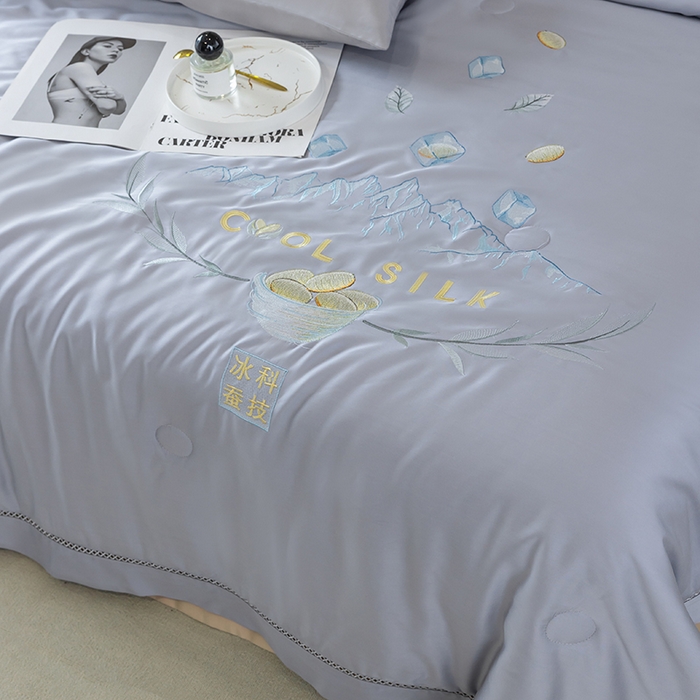 91家纺网 家纺一手货源 找家纺 太阳羽家纺 2026新款40s冰蚕科技天丝镂空夏被绣花夏凉被空调被子 清雅冰-灰