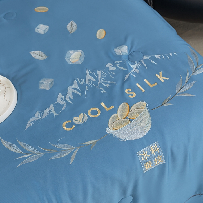 91家纺网 家纺一手货源 找家纺 太阳羽家纺 2026新款40s冰蚕科技天丝镂空夏被绣花夏凉被空调被子 清雅冰-蓝