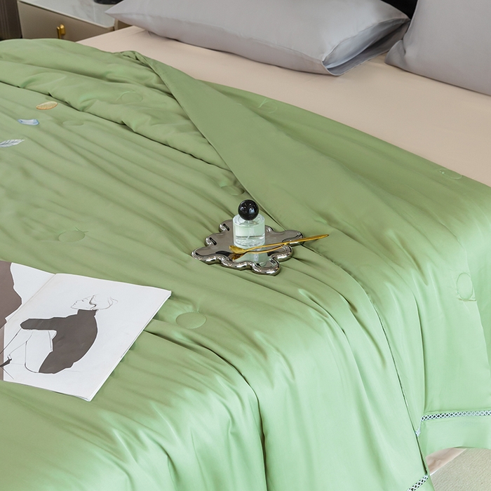 91家纺网 家纺一手货源 找家纺 太阳羽家纺 2026新款40s冰蚕科技天丝镂空夏被绣花夏凉被空调被子 清雅冰-浅绿