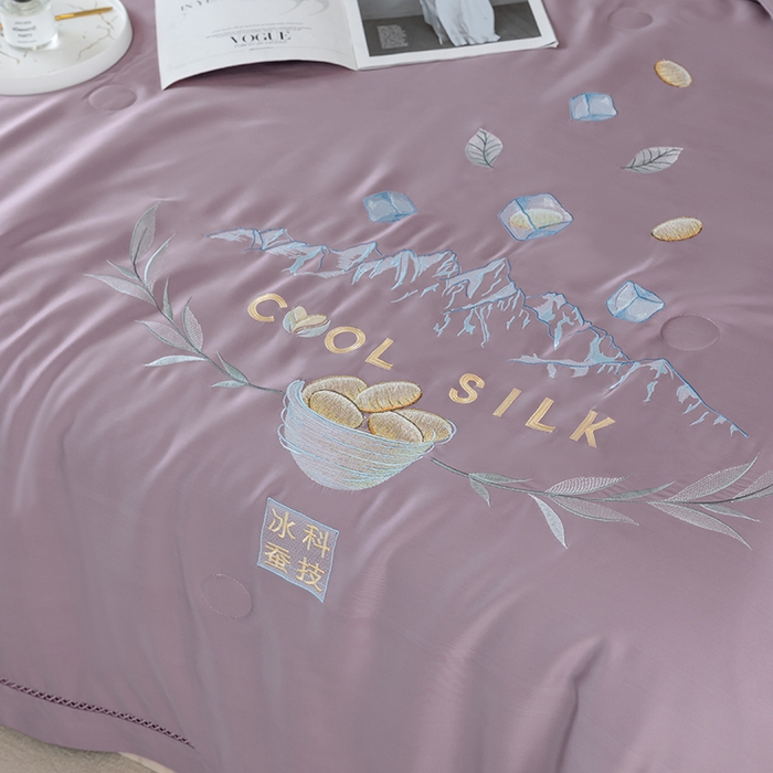 91家纺网 家纺一手货源 找家纺 太阳羽家纺 2026新款40s冰蚕科技天丝镂空夏被绣花夏凉被空调被子 清雅冰-紫