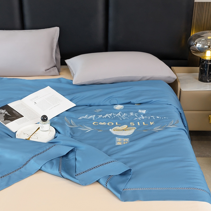 91家纺网 家纺一手货源 找家纺 太阳羽家纺 2026新款40s冰蚕科技天丝镂空夏被绣花夏凉被空调被子 清雅冰-蓝