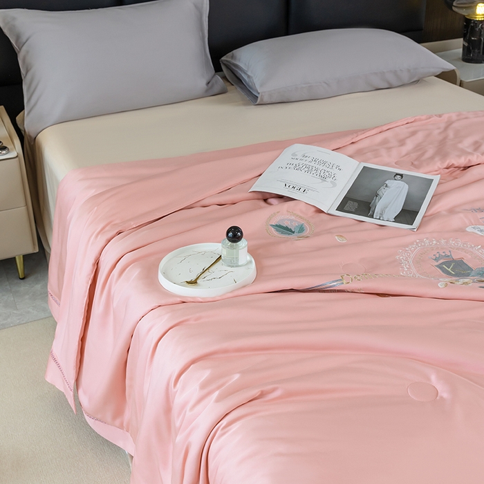 91家纺网 家纺一手货源 找家纺 太阳羽家纺 2026新款60支天丝提花镂空夏被夏凉被空调被冰豆系列 冰豆-暗红