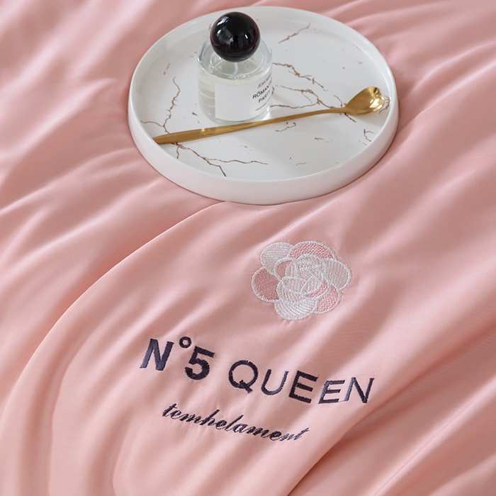 91家纺网 家纺一手货源 找家纺 太阳羽家纺 2026新款60支天丝提花镂空夏被夏凉被空调被艾诺维系列 艾诺维-粉