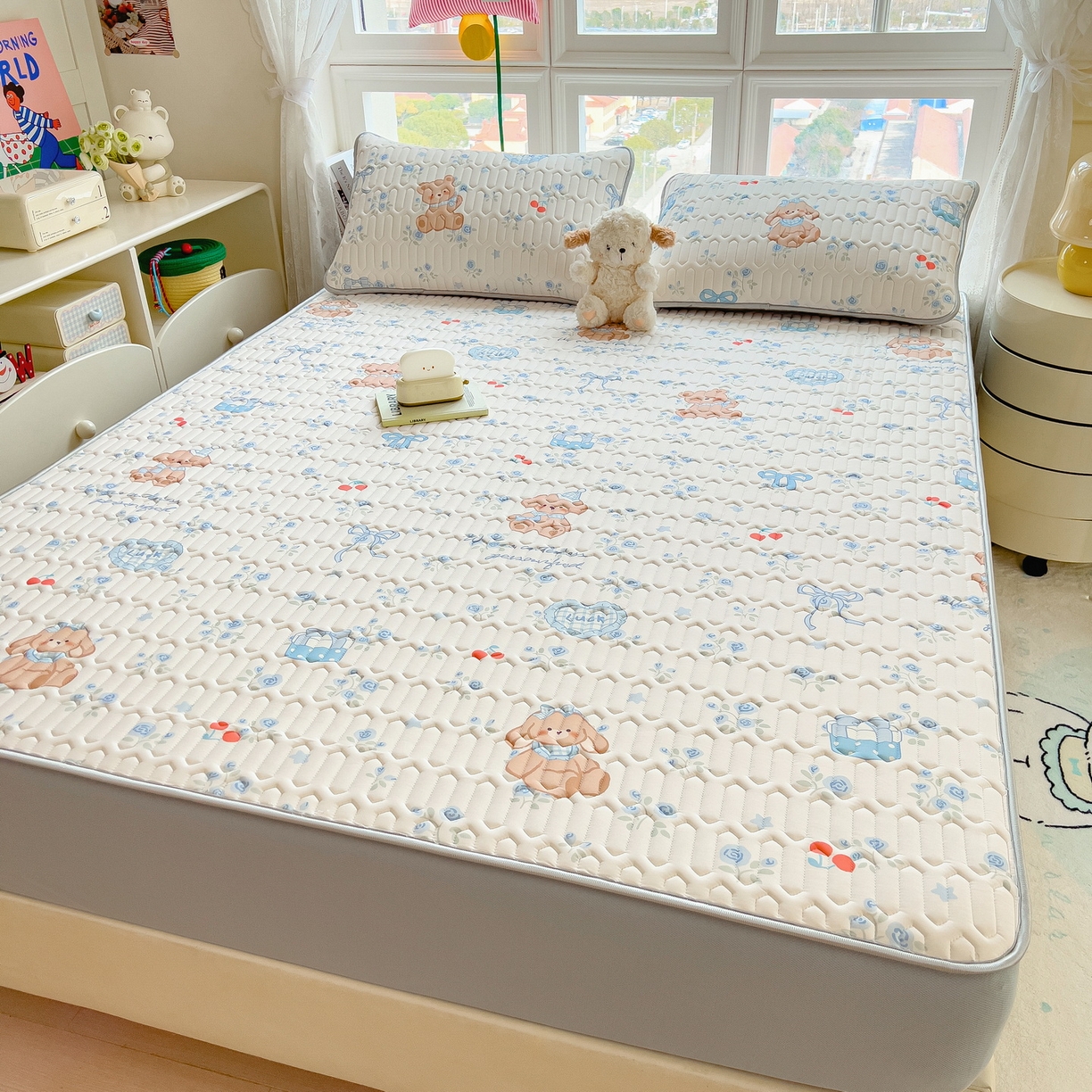 91家纺网 家纺一手货源 找家纺 丝羽坊 2026新款高密凉感丝印花乳胶凉席-床笠款 浅蓝熊趣