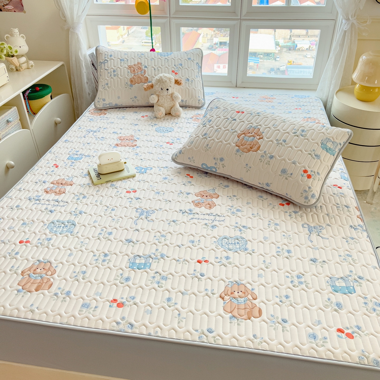 91家纺网 家纺一手货源 找家纺 丝羽坊 2026新款高密凉感丝印花乳胶凉席-床笠款 浅蓝熊趣