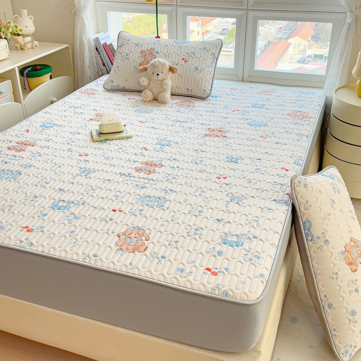 91家纺网 家纺一手货源 找家纺 丝羽坊 2026新款高密凉感丝印花乳胶凉席-床笠款 浅蓝熊趣