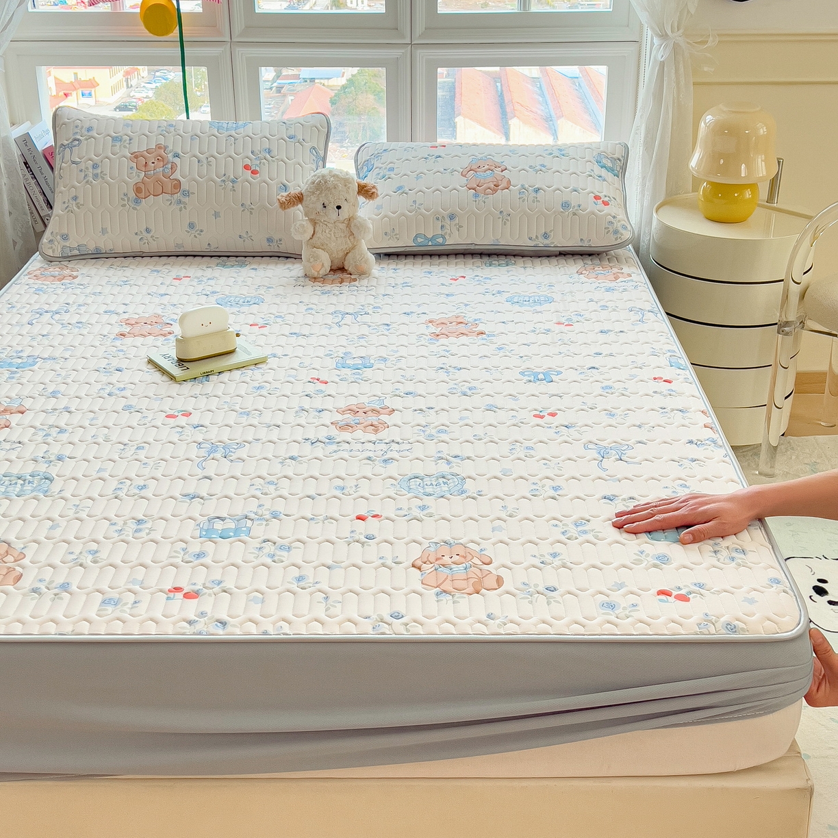 91家纺网 家纺一手货源 找家纺 丝羽坊 2026新款高密凉感丝印花乳胶凉席-床笠款 浅蓝熊趣