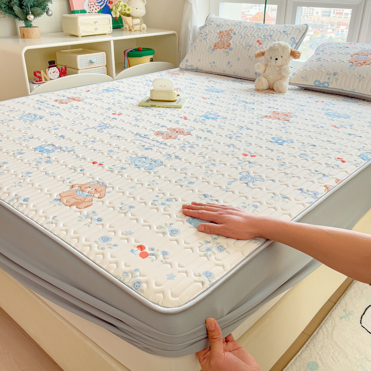 91家纺网 家纺一手货源 找家纺 丝羽坊 2026新款高密凉感丝印花乳胶凉席-床笠款 浅蓝熊趣