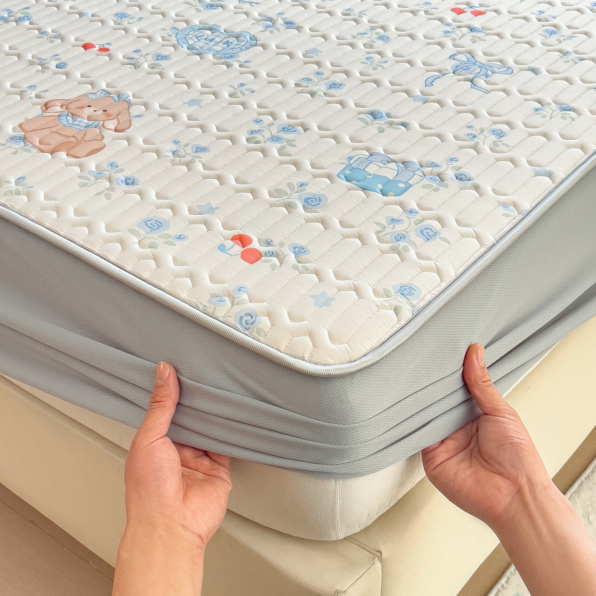 91家纺网 家纺一手货源 找家纺 丝羽坊 2026新款高密凉感丝印花乳胶凉席-床笠款 浅蓝熊趣