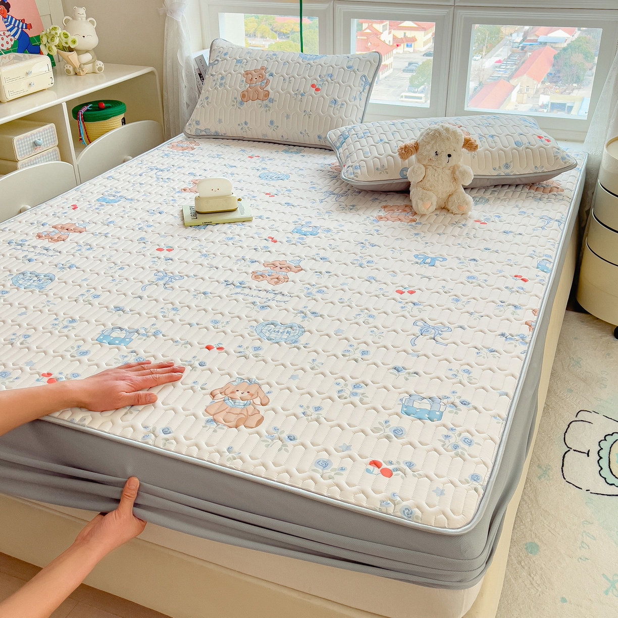 91家纺网 家纺一手货源 找家纺 丝羽坊 2026新款高密凉感丝印花乳胶凉席-床笠款 浅蓝熊趣