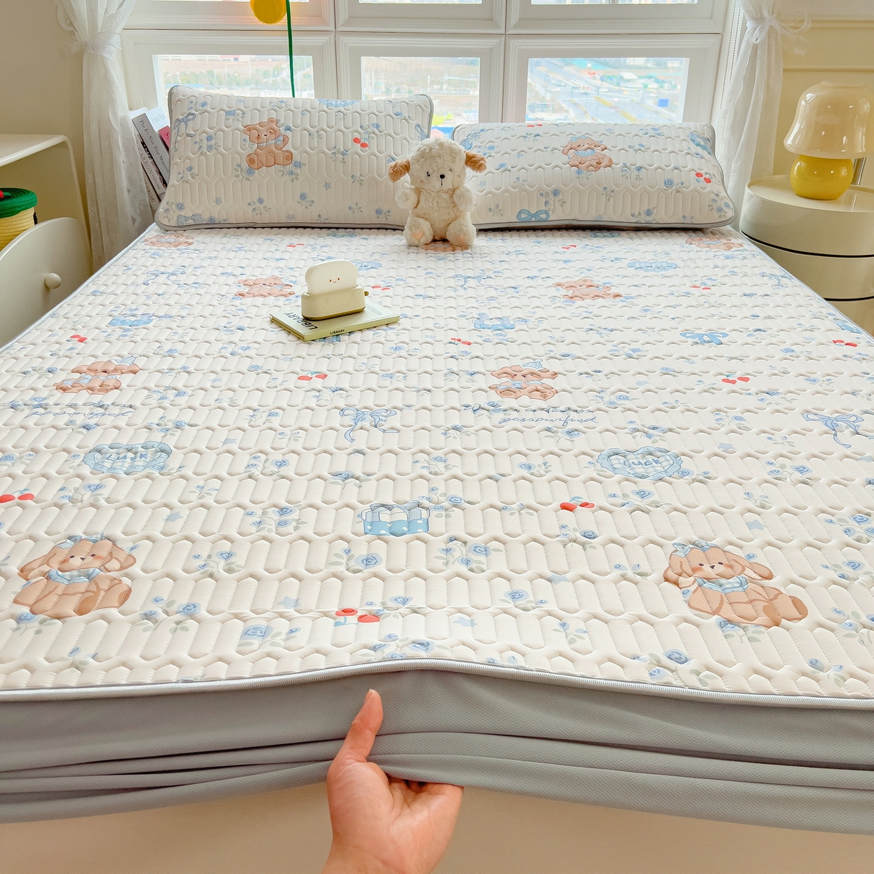 91家纺网 家纺一手货源 找家纺 丝羽坊 2026新款高密凉感丝印花乳胶凉席-床笠款 浅蓝熊趣