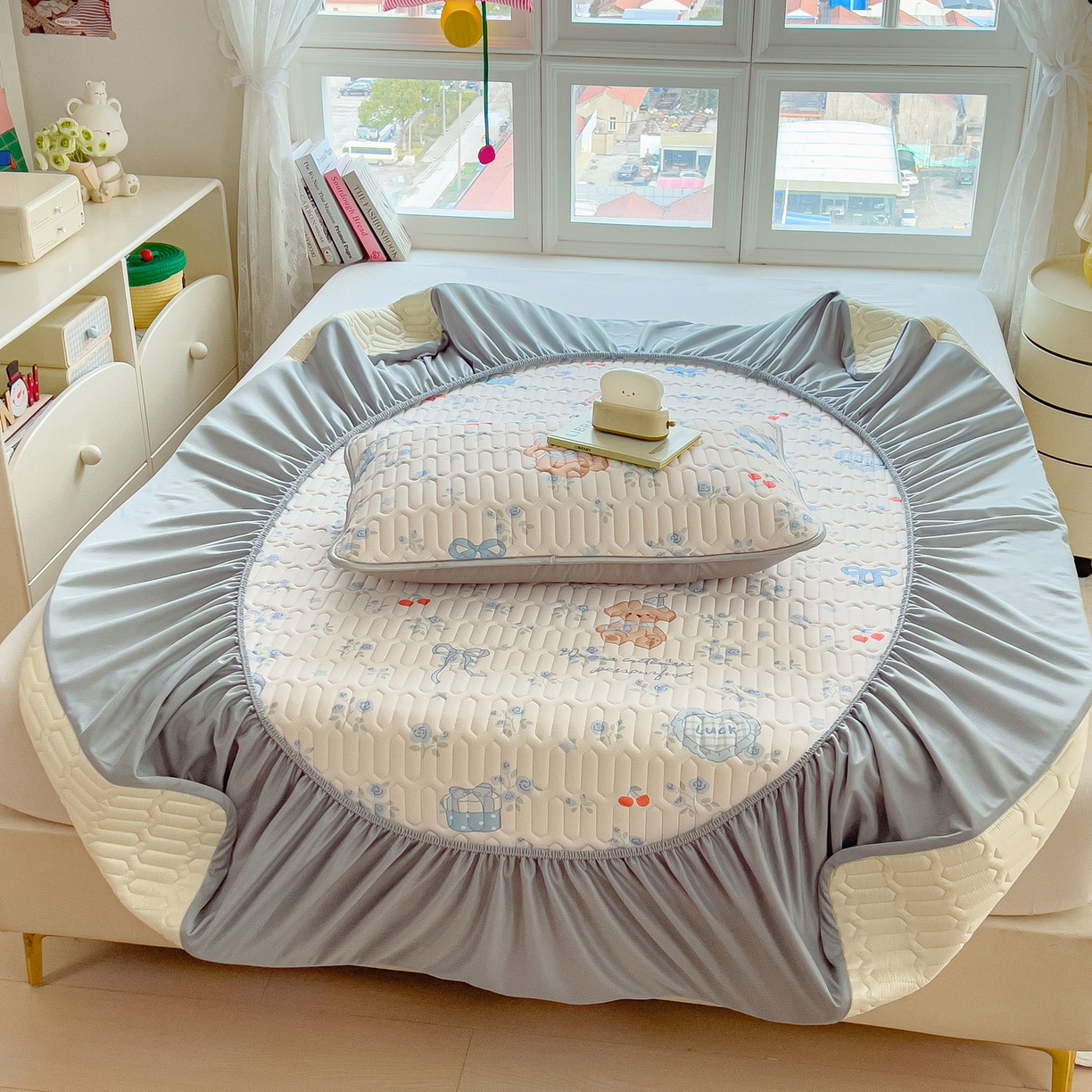 91家纺网 家纺一手货源 找家纺 丝羽坊 2026新款高密凉感丝印花乳胶凉席-床笠款 浅蓝熊趣