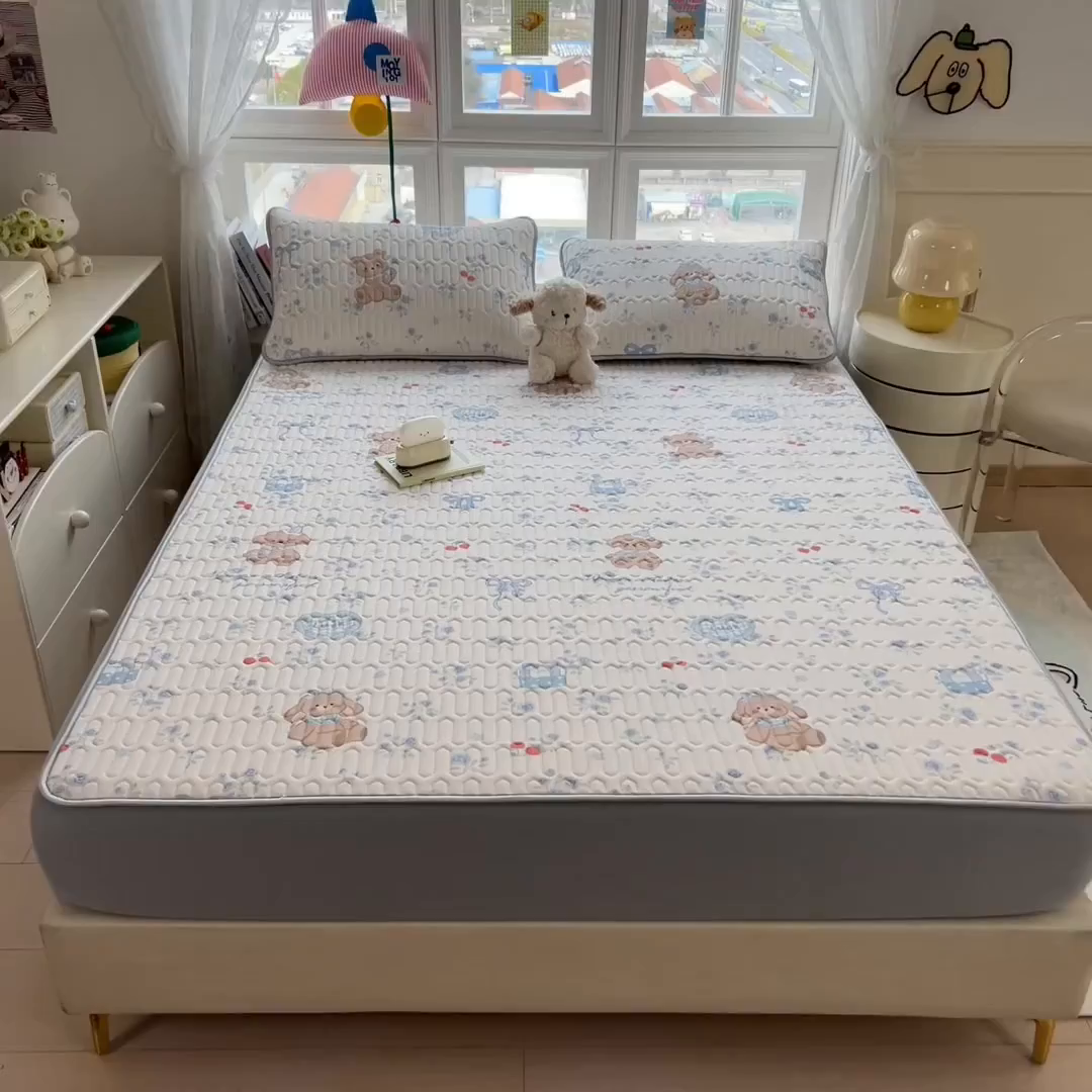 91家纺网 家纺一手货源 找家纺 丝羽坊 2026新款高密凉感丝印花乳胶凉席-床笠款 浅蓝熊趣