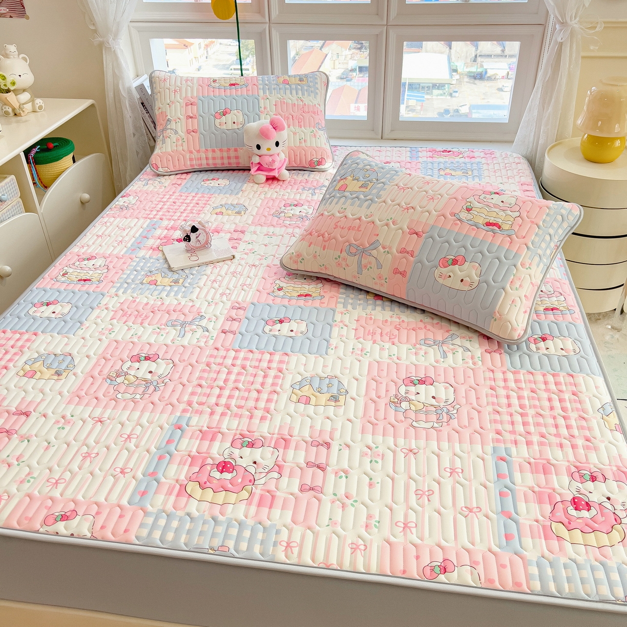 91家纺网 家纺一手货源 找家纺 丝羽坊 2026新款高密凉感丝印花乳胶凉席-床笠款 糖果猫咪