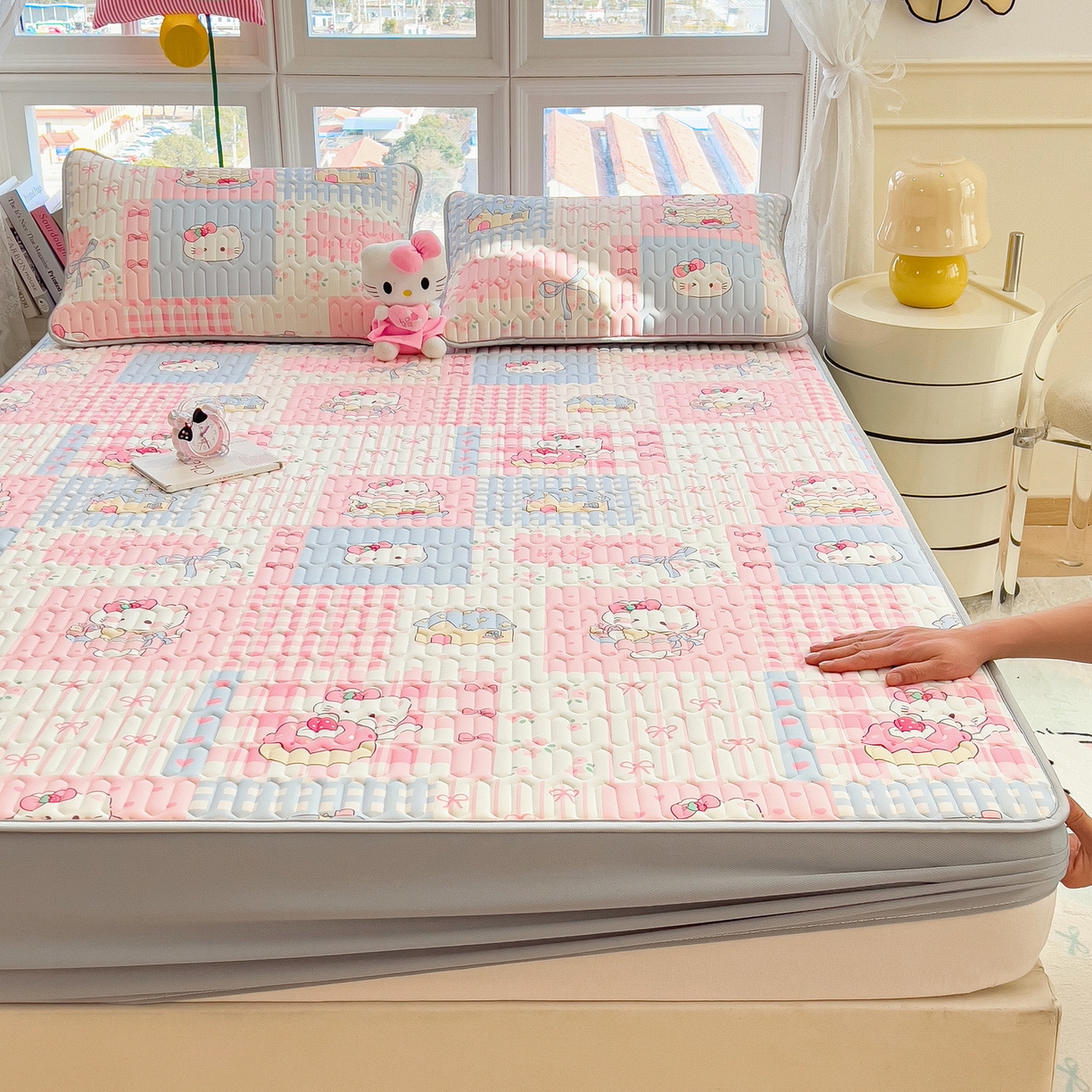 91家纺网 家纺一手货源 找家纺 丝羽坊 2026新款高密凉感丝印花乳胶凉席-床笠款 糖果猫咪