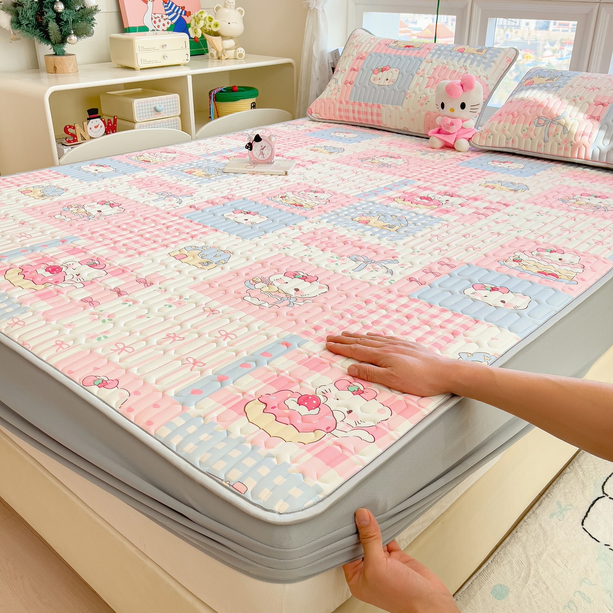 91家纺网 家纺一手货源 找家纺 丝羽坊 2026新款高密凉感丝印花乳胶凉席-床笠款 糖果猫咪