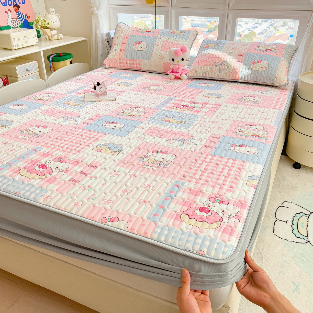 91家纺网 家纺一手货源 找家纺 丝羽坊 2026新款高密凉感丝印花乳胶凉席-床笠款 糖果猫咪