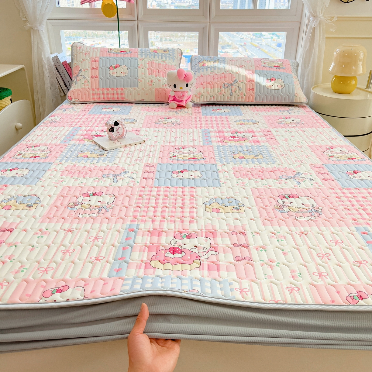 91家纺网 家纺一手货源 找家纺 丝羽坊 2026新款高密凉感丝印花乳胶凉席-床笠款 糖果猫咪