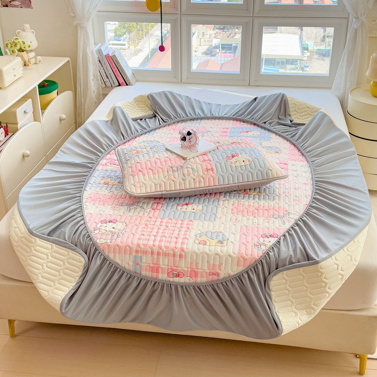 91家纺网 家纺一手货源 找家纺 丝羽坊 2026新款高密凉感丝印花乳胶凉席-床笠款 糖果猫咪