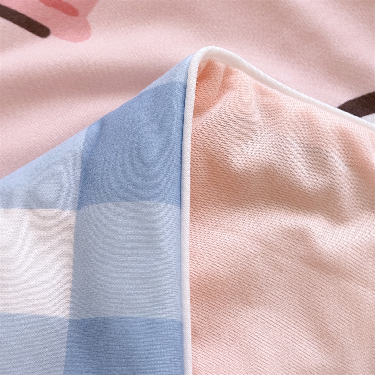 91家纺网 家纺一手货源 找家纺 朵希曼 2026年牛奶针织棉大版卡通夏被夏凉被空调被 茶杯犬