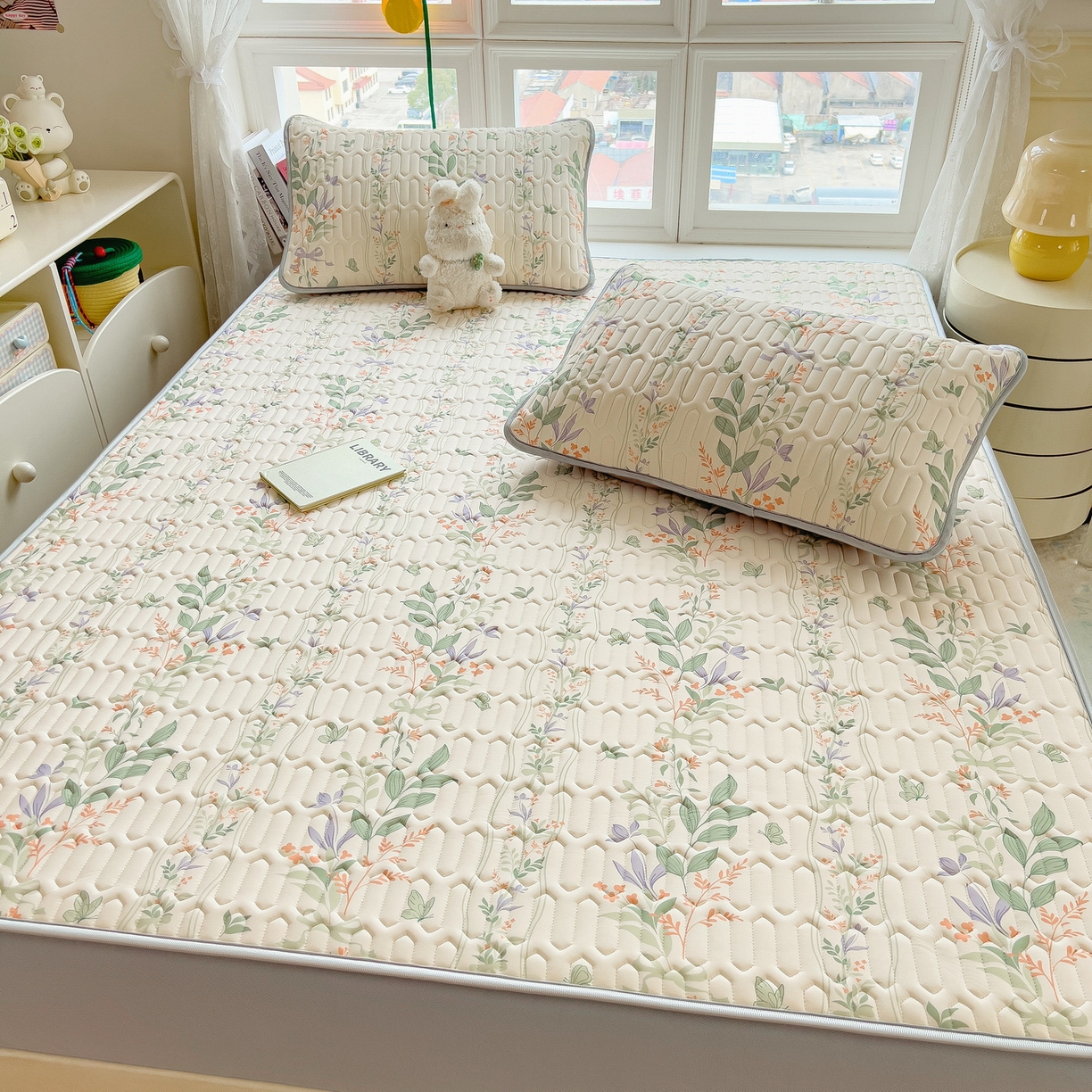 91家纺网 家纺一手货源 找家纺 丝羽坊 2026新款高密凉感丝印花乳胶凉席-床笠款 林间私语