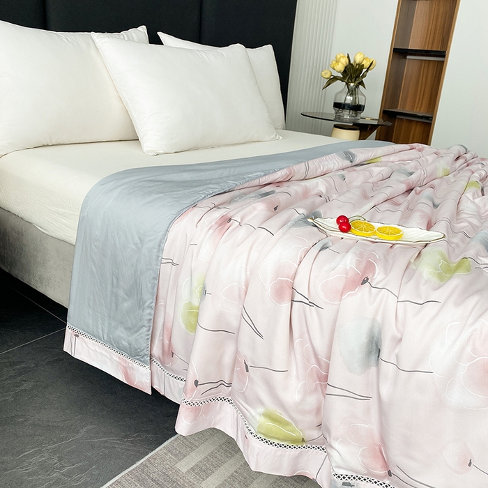 91家纺网 家纺一手货源 找家纺 太阳羽家纺 2026新款铂金莱赛尔天丝印花夏凉被镂空花边空调被夏被 蝶恋